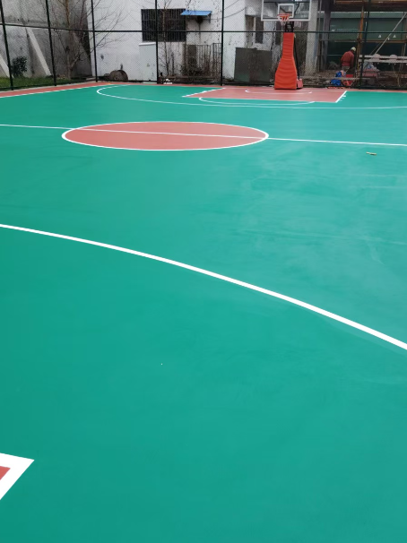 江城 球场长期使用易出现地面开裂